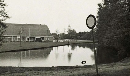 <p>Foto van de Slingerboschgracht en de achtergelegen Hanzehal uit ca. 1970 (RAZ beeldbank). </p>
